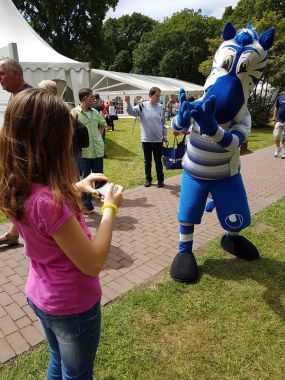 Eğlenmek için çocuklar ve Msv efsanesi maskot Ennatz görünümünü.