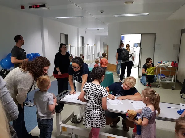 Onun oyuncaklar ve çocuklar için oyuncak ambulans.