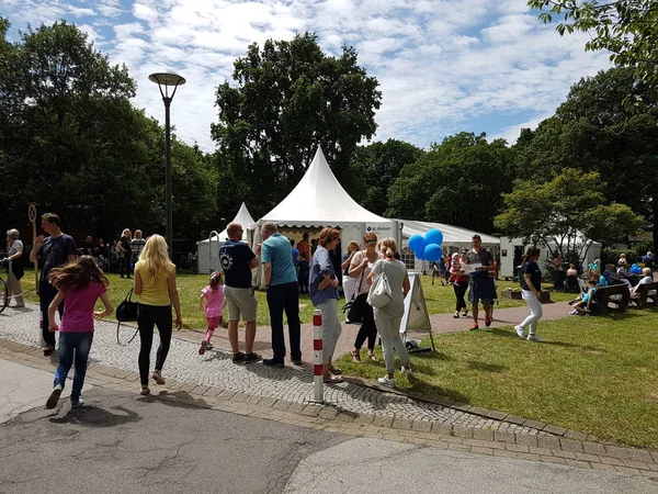 Outdoor-activiteiten voor kinderen en ouders — Stockfoto