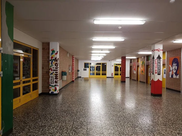 Коридорные стены школы — стоковое фото