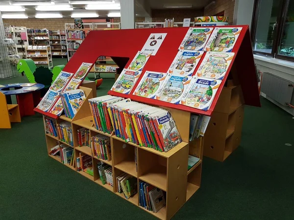 De bibliotheek van de stad in de school — Stockfoto