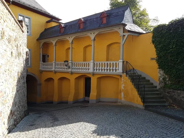 Velho castelo em uma montanha — Fotografia de Stock