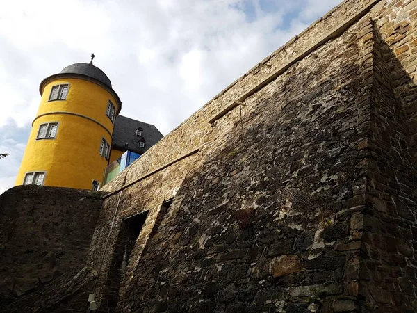 Vecchio castello su una montagna — Foto Stock