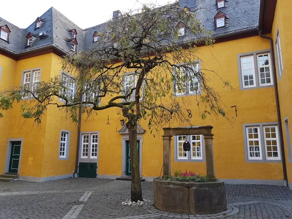 Velho castelo em uma montanha — Fotografia de Stock