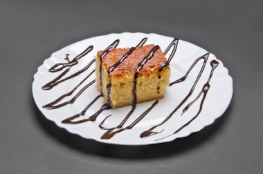 Gri kaplamalı beyaz seramik tabak.