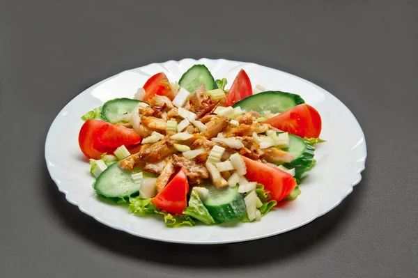 Weiße Keramikteller Mit Frischen Tomaten Gurken Sellerie Salat Und Fleischsalat — Stockfoto