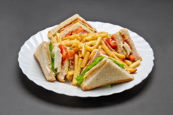 Assiette Céramique Blanche Avec Frites Quatre Sandwichs Fromage Laitue Tomate — Photo