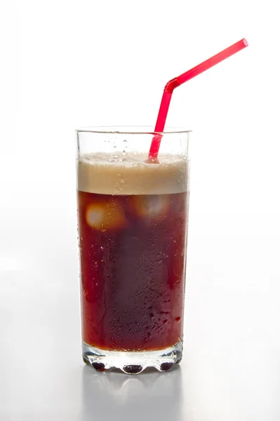 Ποτήρι Παγωμένο Καφέ Και Κόκκινο Καλαμάκι Λευκό Φόντο — Φωτογραφία Αρχείου