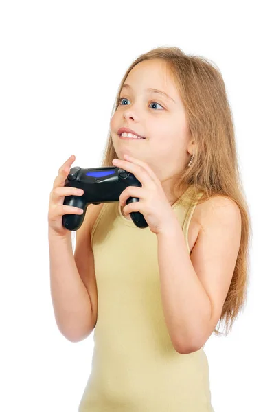 年轻而害怕的可爱女孩 蓝眼睛 浅棕色长发 带着白色背景的操纵杆玩电脑游戏 — 图库照片