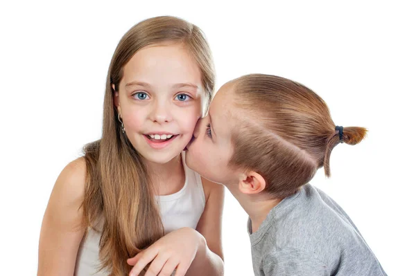 Jovem Sorridente Caucasiano Menina Menino Beija Bochecha Isolada Fundo Branco — Fotografia de Stock