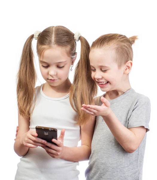 Ung Leende Kaukasiska Pojke Och Flicka Med Mobiltelefon Isolerad Vit — Stockfoto