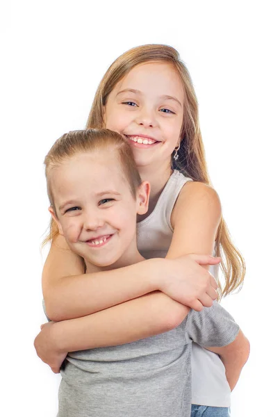 Jovem Sorridente Caucasiano Menina Menino Abraçando Isolado Fundo Branco — Fotografia de Stock