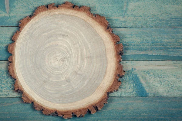 Дерев'яна дошка на дерев'яному столі — стокове фото