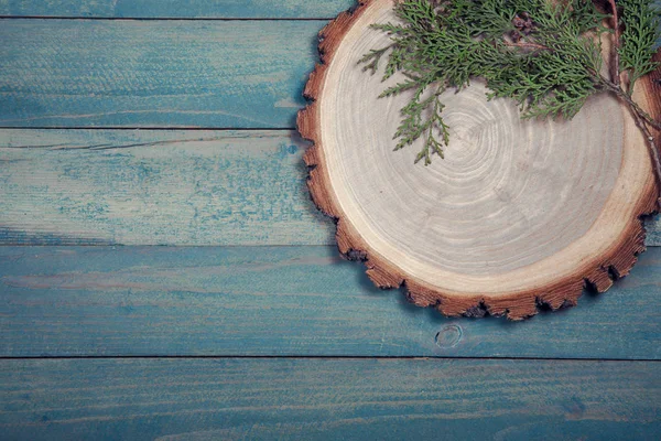 Ξύλινη σανίδα με φύλλα του thuja στο ξύλινο τραπέζι — Φωτογραφία Αρχείου