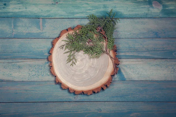 Дерев'яна дошка з листям туї на дерев'яному столі — стокове фото