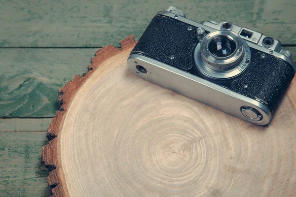 Gamla fotokamera på träskiva — Stockfoto