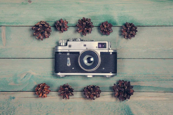 Vecchia macchina fotografica su sfondo di legno — Foto Stock