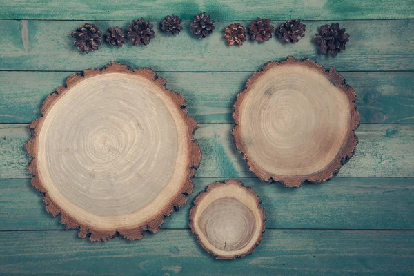 Круглые доски с шишками на старом деревянном фоне . — стоковое фото