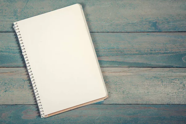 Cuaderno en blanco sobre fondo de madera — Foto de Stock