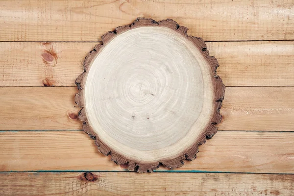 Кругова дошка на дерев'яному столі — стокове фото