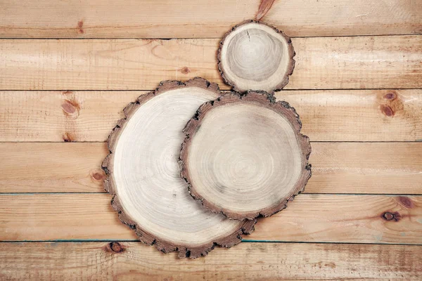 Κύκλος πίνακες στο ξύλινο τραπέζι — Φωτογραφία Αρχείου