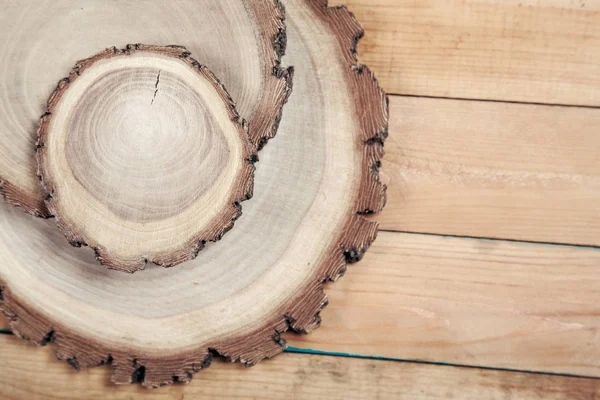 Κύκλος πίνακες στο ξύλινο τραπέζι — Φωτογραφία Αρχείου