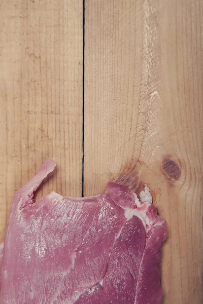 Dilim taze et ahşap arka plan üzerinde