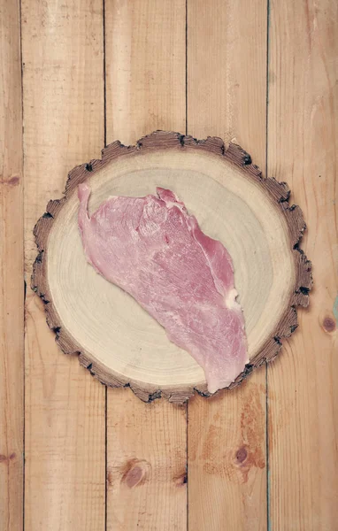 Dilim taze et ahşap arka plan üzerinde