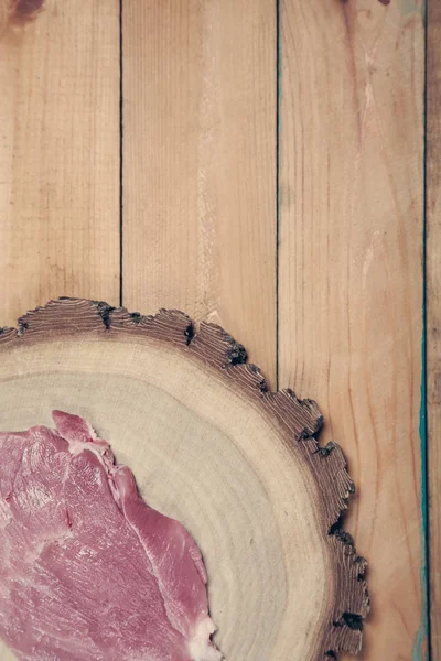 Dilim taze et ahşap arka plan üzerinde