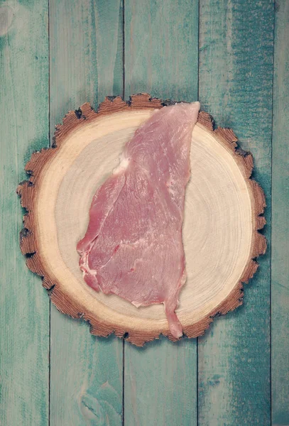 Dilim taze et ahşap arka plan üzerinde