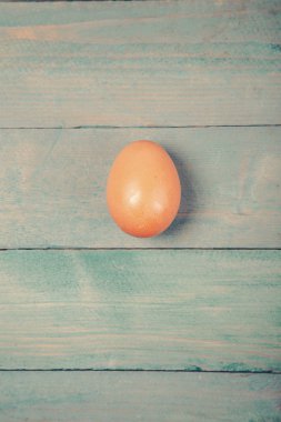 Çiğ tavuk yumurtası.