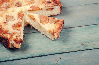 Ahşap zemin üzerine kayısı kek