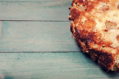 Ahşap zemin üzerine kayısı kek