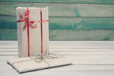 Geschenkdozen op houten tafel