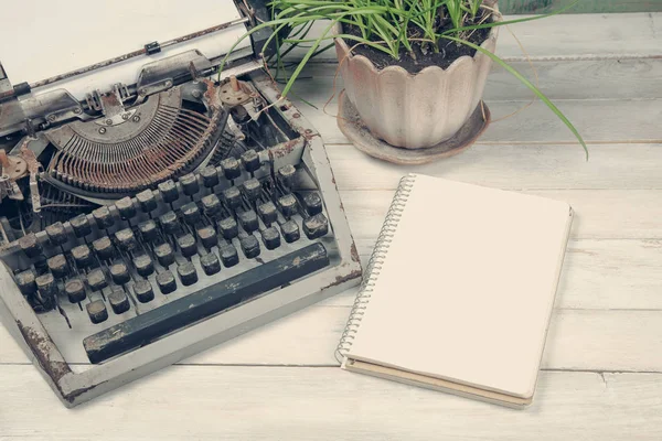 Sale machine à écrire vintage avec plante et carnet vierge — Photo