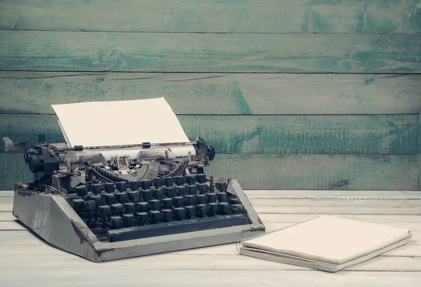 Sale machine à écrire vintage avec carnet vierge — Photo