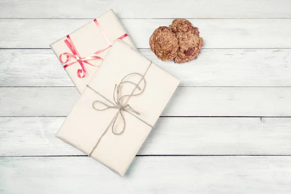 Deux boîtes-cadeaux emballées et biscuits faits maison — Photo