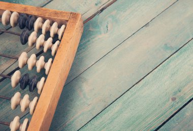 Ahşap arka plan üzerinde eski vintage abacus