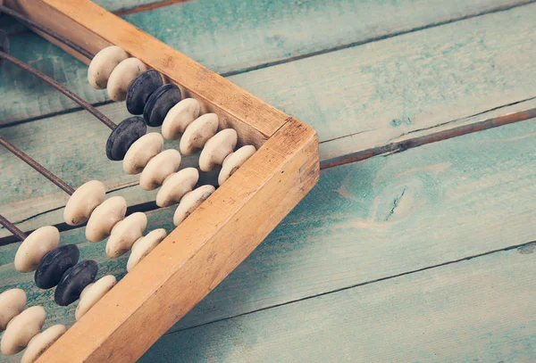 Staré retro abacus na dřevěné pozadí — Stock fotografie