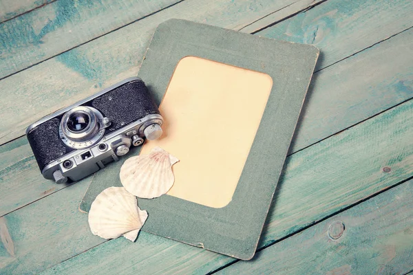 Bingkai foto hijau tua dengan dua kerang laut dan kamera vintage — Stok Foto