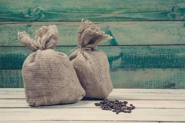 Кофейные зерна с мешочками — стоковое фото