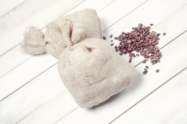 Kaffebönor med säckväv säck — Stockfoto