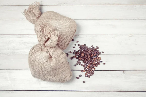 Granos de café con saco de arpillera —  Fotos de Stock
