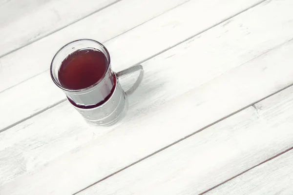 Чашка чая в винтажном стеклянном держателе — стоковое фото