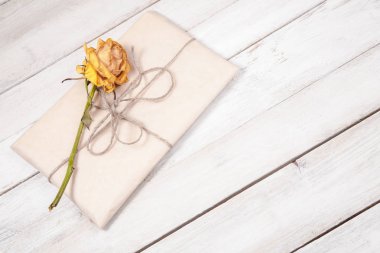 Paket kuru gül desenli kağıt sarılı