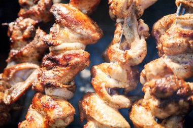 Kömürün üstünde ızgara tavuk kanadı