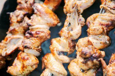 Kömürün üstünde ızgara tavuk kanadı