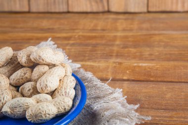 Ahşap zemin üzerine mavi tabak değil soyulmuş fıstık