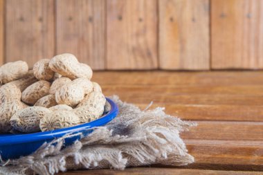 Ahşap zemin üzerine mavi tabak değil soyulmuş fıstık