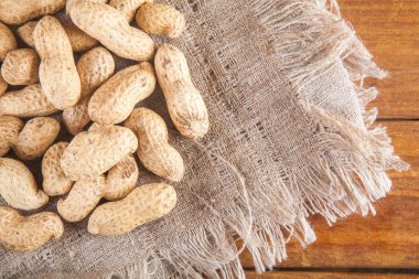 Ahşap zemin üzerinde değil soyulmuş fıstık